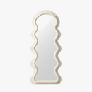 miroir-ondul-design-moderne-pour-un-espace-chic-et-funky-4.png