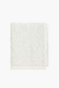 Nappe dentelle florale style champetre brodee coton table
