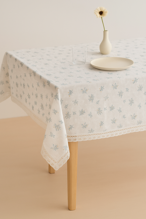 Nappe florale brodée style coréen avec pompons table - vue 2 sur 2