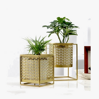 pots de fleurs carrés en métal doré avec support en fer