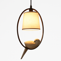 Suspension avec abat-jour et oiseau perché à LED