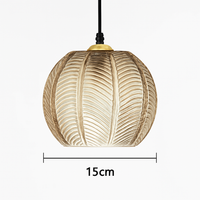Suspension boule en verre motif feuilles