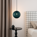 Suspension design à LED en boule de verre colorée