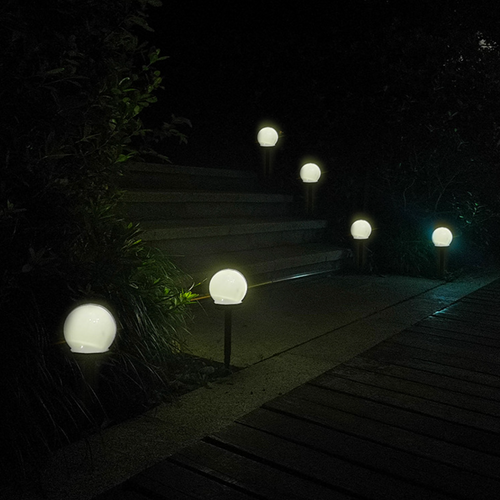 Lampe extérieur LED solaire boule blanche à piquer - vue 2 sur 5