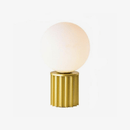Lampe à poser design en métal doré avec boule blanche LED