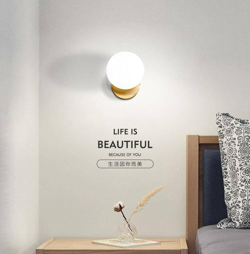 Applique à LED design boule en verre et support rond doré - vue 4 sur 5