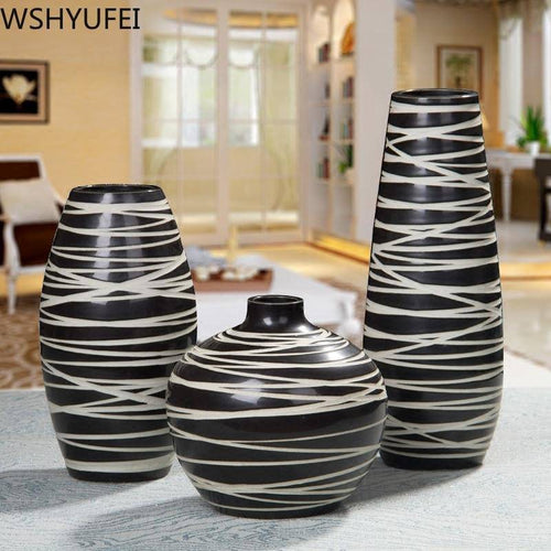 Vase design en céramique noire style zèbre - vue 3 sur 7