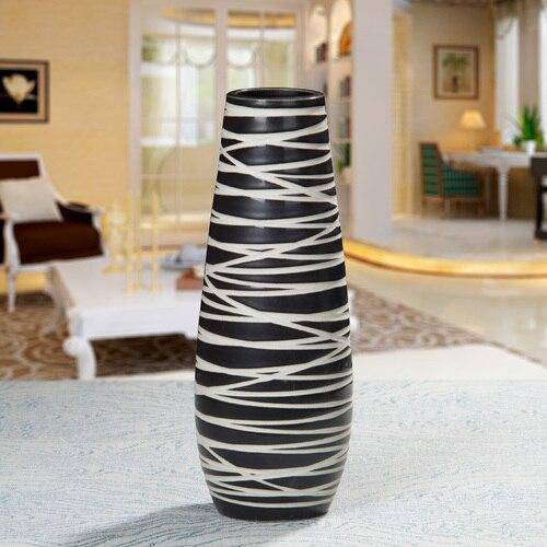Vase design en céramique noire style zèbre - vue 6 sur 7