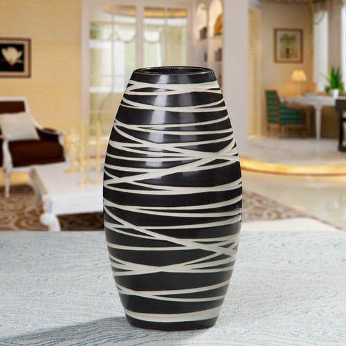 Vase design en céramique noire style zèbre - vue 4 sur 7