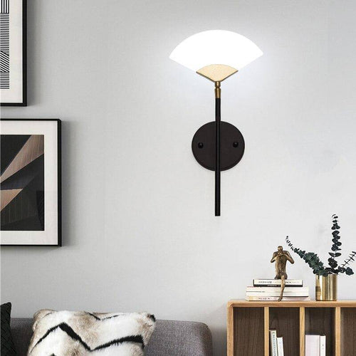 Applique murale design à LED en métal avec abat-jour triangle doré Chao - vue 3 sur 3