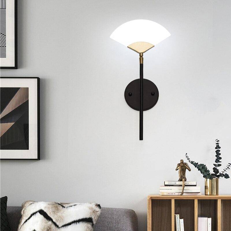 Applique murale design à LED en métal avec abat-jour triangle doré Chao - vue 3 sur 3