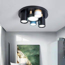 Plafonnier design avec plusieurs spots cylindriques colorés à LED