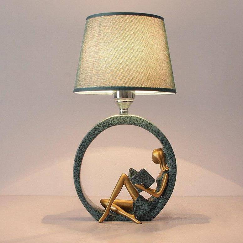 Lampe à poser LED avec corps imitation sculpture et abat-jour tissu - vue 3 sur 4