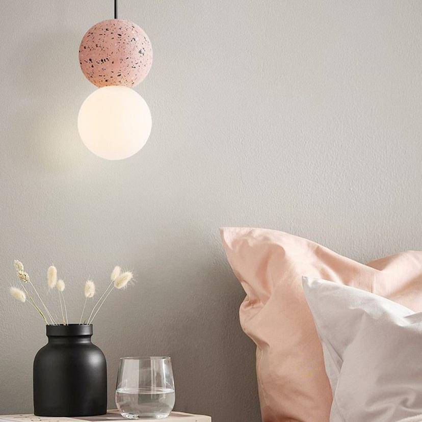 Suspension design en boule en ciment façon terrazzo LED - vue 5 sur 9