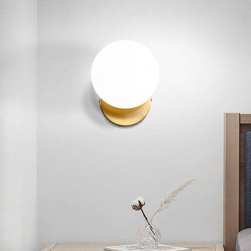 Applique à LED design boule en verre et support rond doré - vue 3 sur 5