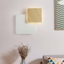 Applique murale moderne LED avec deux socles géométriques bois et métal