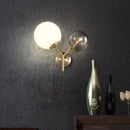 Applique murale design LED en métal doré avec deux boules en verre
