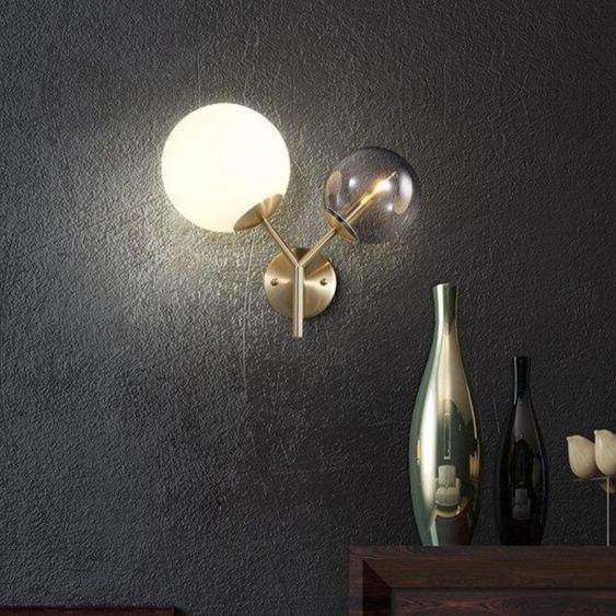 Applique murale design LED en métal doré avec deux boules en verre - vue 2 sur 5
