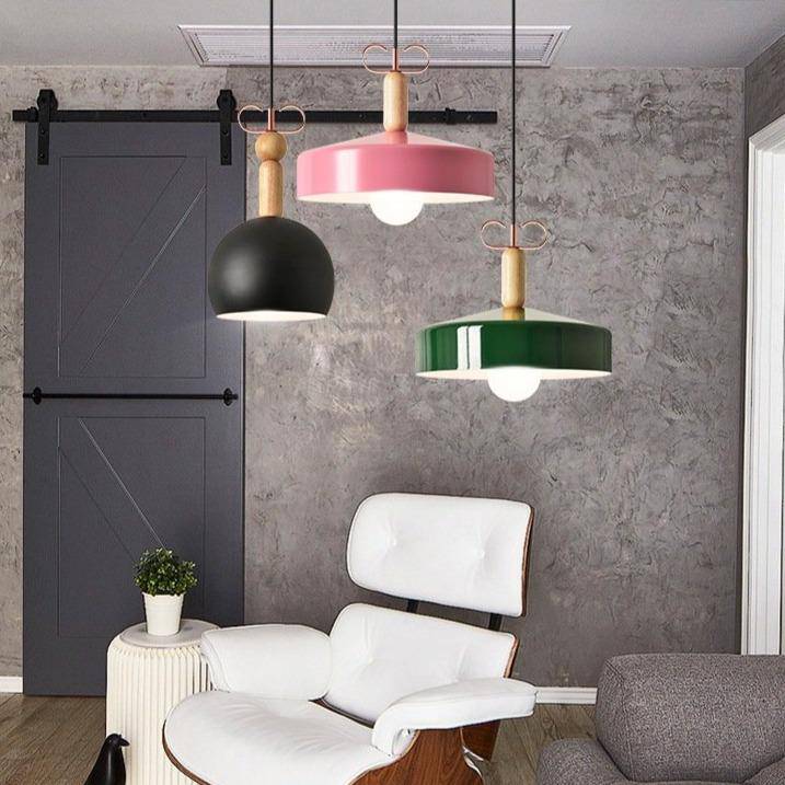 Suspension moderne de couleur et tige en bois - vue 3 sur 7