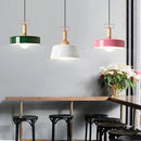 Suspension moderne de couleur et tige en bois