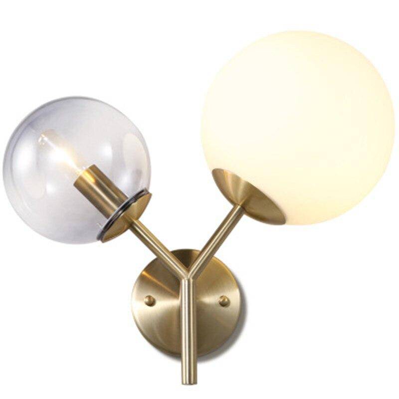 Applique murale design LED en métal doré avec deux boules en verre - vue 4 sur 5