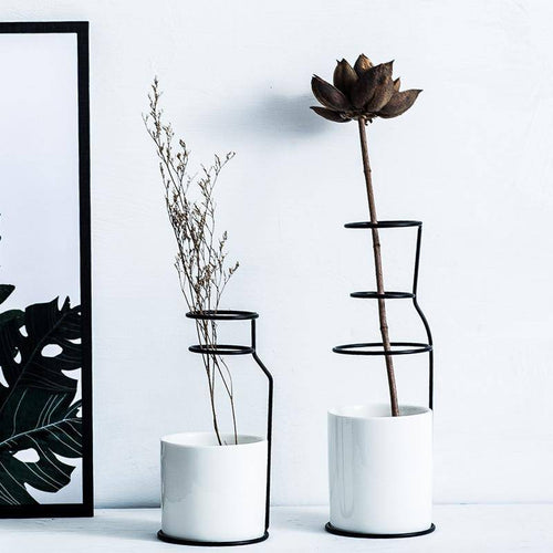 Vase design scandinave en céramique avec batons en métal - vue 3 sur 8