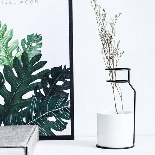 Vase design scandinave en céramique avec batons en métal - vue 5 sur 8