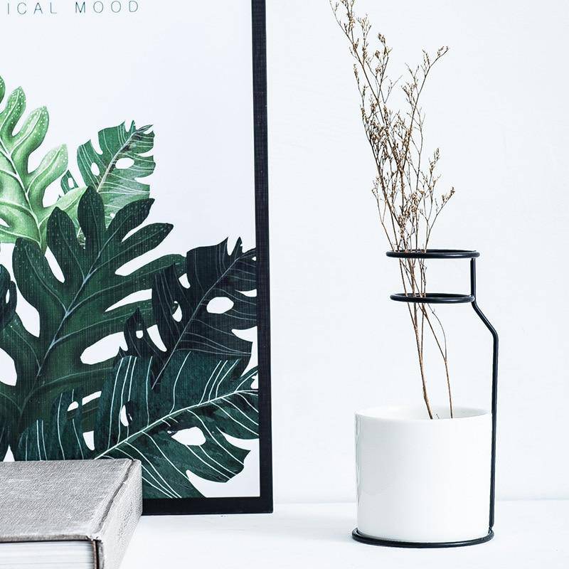 Vase design scandinave en céramique avec batons en métal - vue 4 sur 8