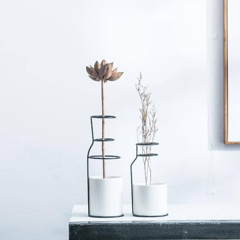 Vase design scandinave en céramique avec batons en métal - vue 3 sur 8