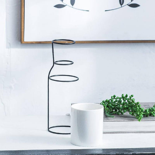 Vase design scandinave en céramique avec batons en métal - vue 6 sur 8