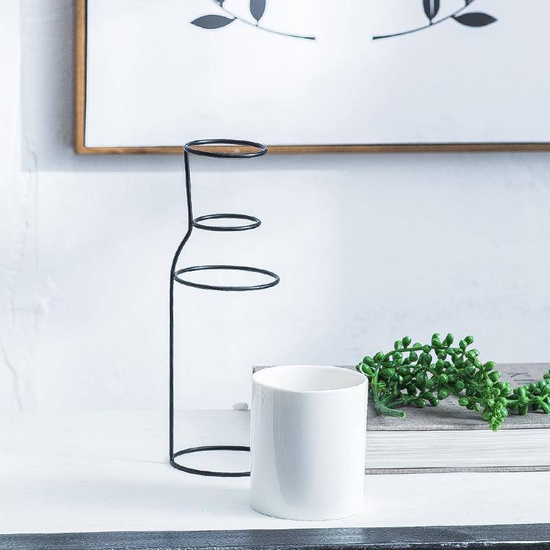 Vase design scandinave en céramique avec batons en métal - vue 5 sur 8