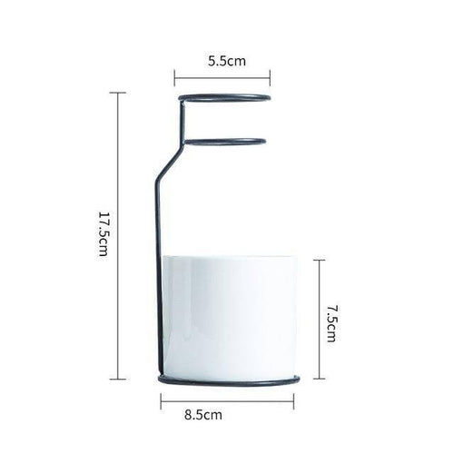 Vase design scandinave en céramique avec batons en métal - vue 8 sur 8