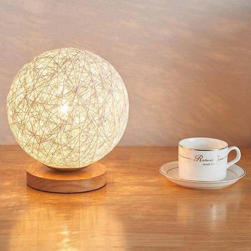 Lampe à poser LED avec socle bois et boule en tissu de couleur Wicker - vue 5 sur 6