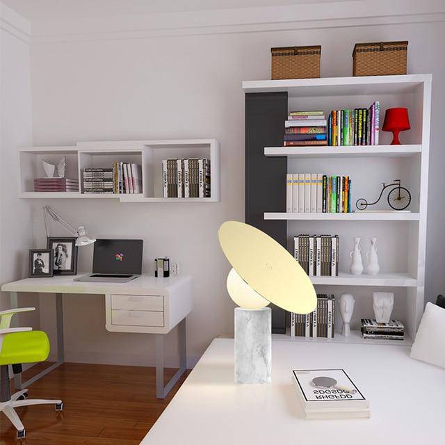 Lampe à poser design LED en marbre avec boule et disque en verre - vue 3 sur 7