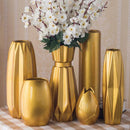 Vase design en céramique dorée au style géométrique
