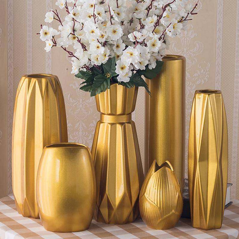 Vase design en céramique dorée au style géométrique - vue 3 sur 11