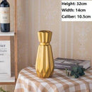 Vase design en céramique dorée au style géométrique