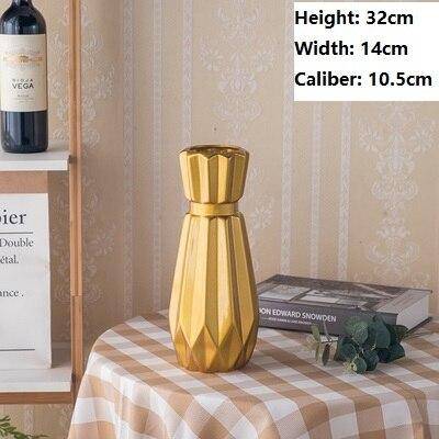 Vase design en céramique dorée au style géométrique - vue 6 sur 11