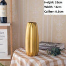 Vase design en céramique dorée au style géométrique