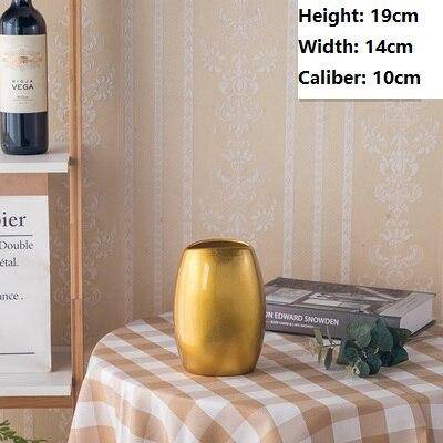 Vase design en céramique dorée au style géométrique - vue 7 sur 11