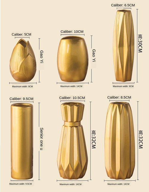 Vase design en céramique dorée au style géométrique - vue 5 sur 11