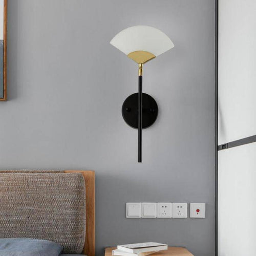 Applique murale design à LED en métal avec abat-jour triangle doré Chao - vue 2 sur 3