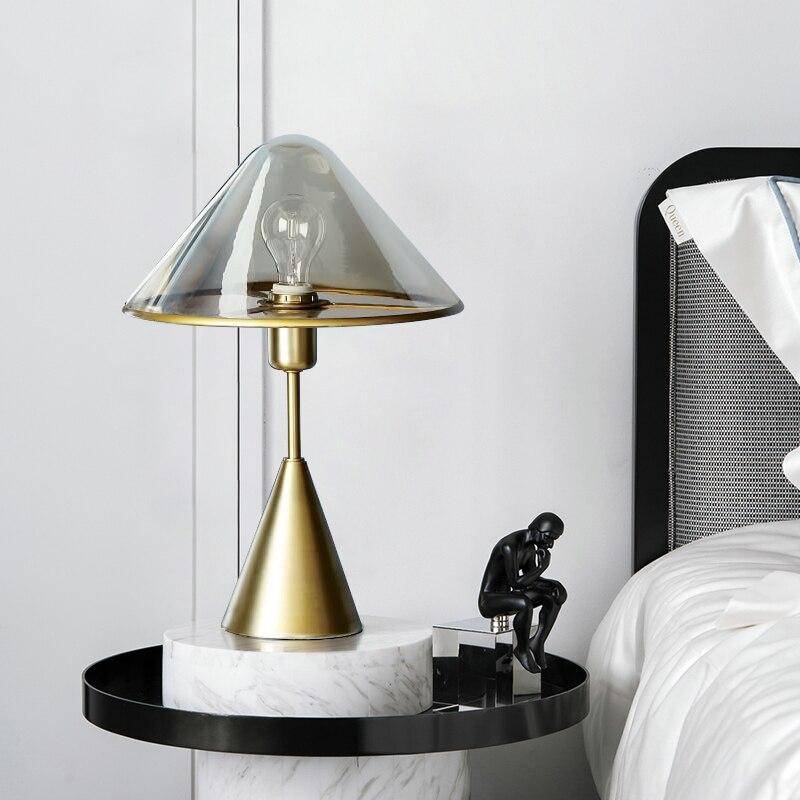 Lampe à poser design LED avec socle conique en métal doré - vue 4 sur 9