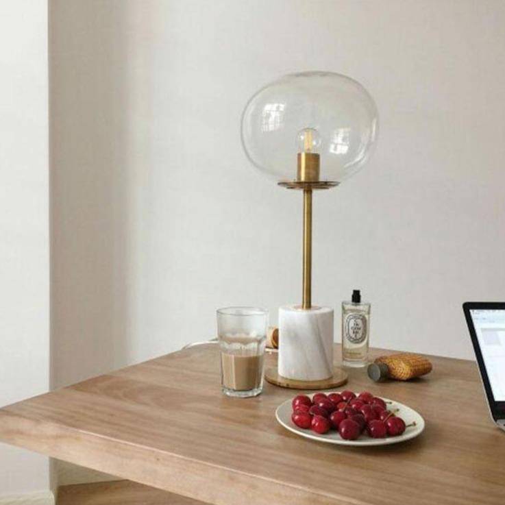 Lampe à poser design LED en marbre avec tige dorée et boule en verre - vue 2 sur 5