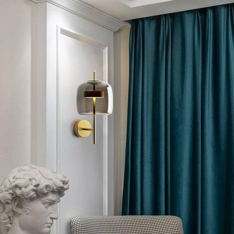 Applique murale design LED en métal doré et boule en verre fumé - vue 2 sur 7