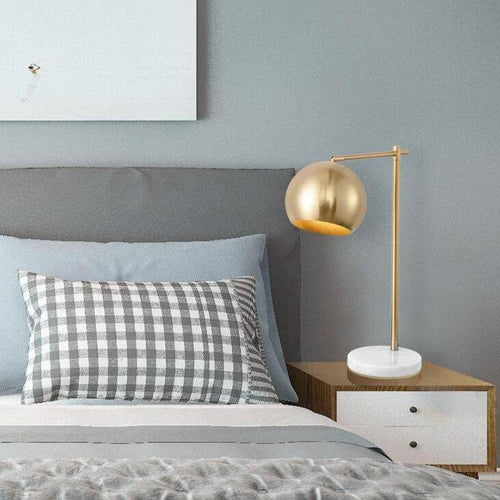 Lampe à poser design LED avec socle marbre et boule dorée - vue 2 sur 3