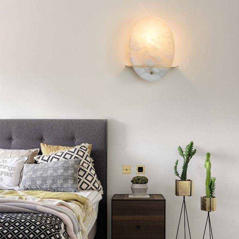 Applique murale design LED forme ovale en marbre blanc et socle doré - vue 2 sur 5