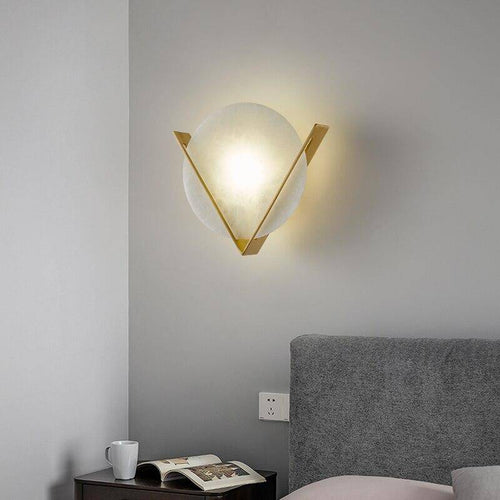 Applique murale design LED avec cercle en marbre et triangle doré - vue 3 sur 5