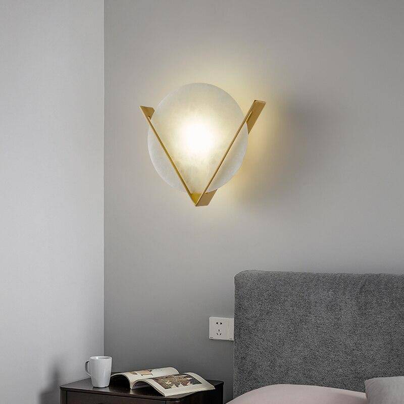 Applique murale design LED avec cercle en marbre et triangle doré - vue 2 sur 5