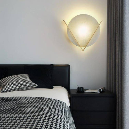 Applique murale design LED avec cercle en marbre et triangle doré - vue 4 sur 5